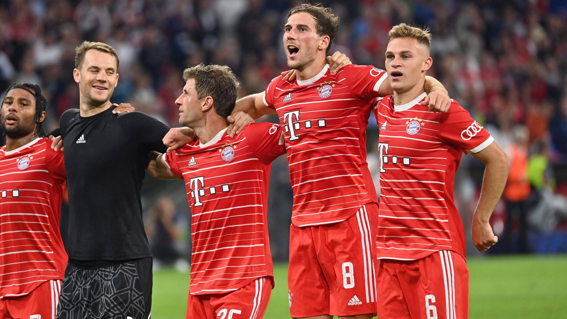 Am vergangenen Dienstag feierten Serge Gnabry, Manuel Neuer, Thomas Müller, Leon Goretzka und Joshua Kimmich (v.l.n.r.) noch einen Sieg: Nun fehlen sie im Bayern-Training wegen der Nationalmannschaft.