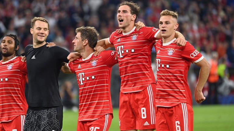 Am vergangenen Dienstag feierten Serge Gnabry, Manuel Neuer, Thomas Müller, Leon Goretzka und Joshua Kimmich (v.l.n.r.) noch einen Sieg: Nun fehlen sie im Bayern-Training wegen der Nationalmannschaft.