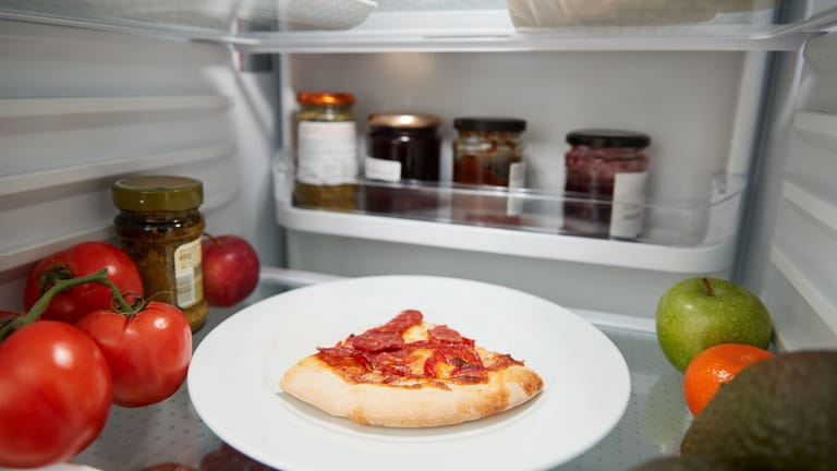 Essensreste: Die Pizza vom Vortag kann einfach in der Mikrowelle aufgewärmt werden.