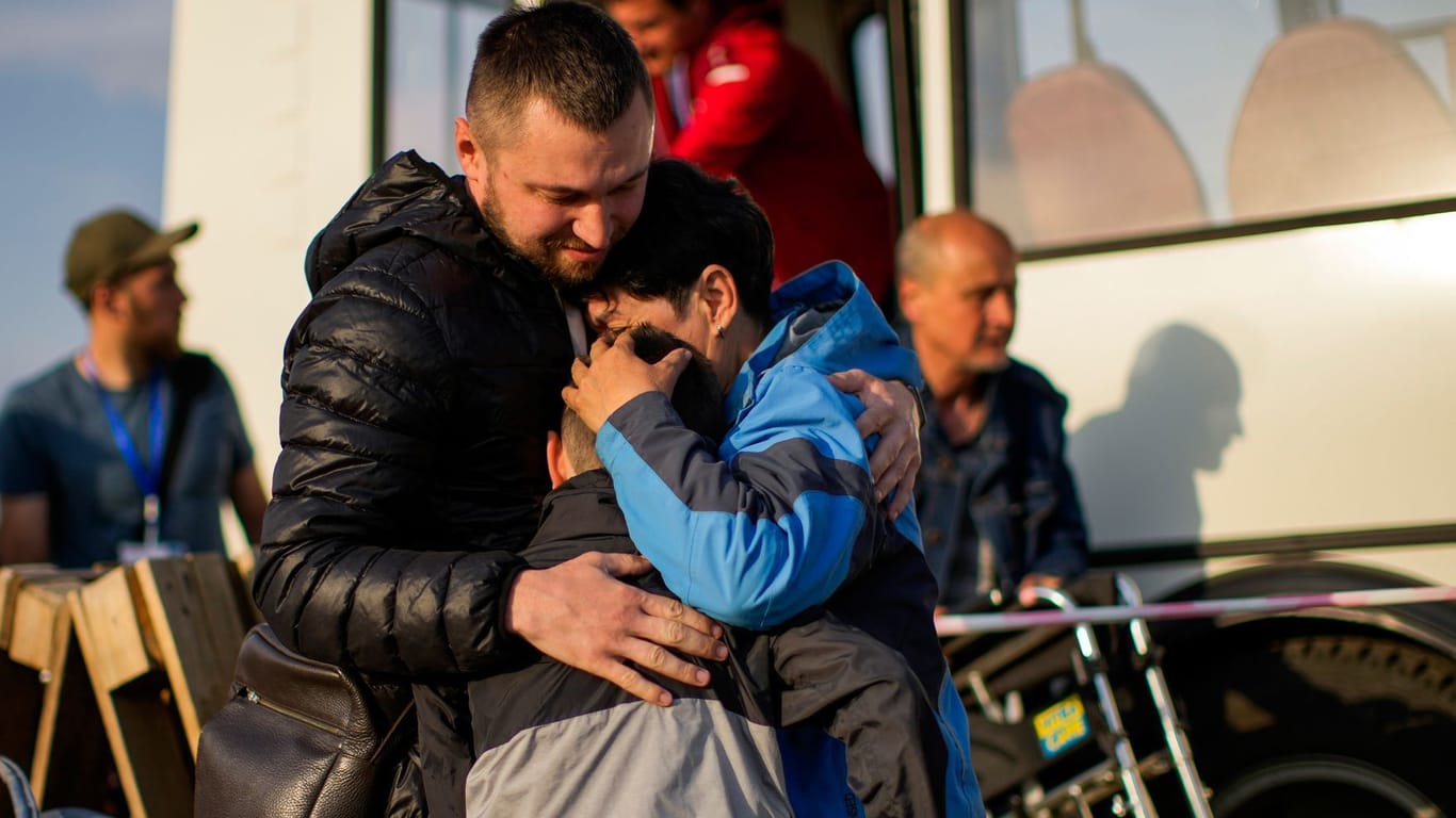 Eine ukrainische Familie umarmt sich (Archivbild): Tausende Menschen sind seit Beginn des Krieges auf der Flucht aus den von Russland besetzten Gebieten. .
