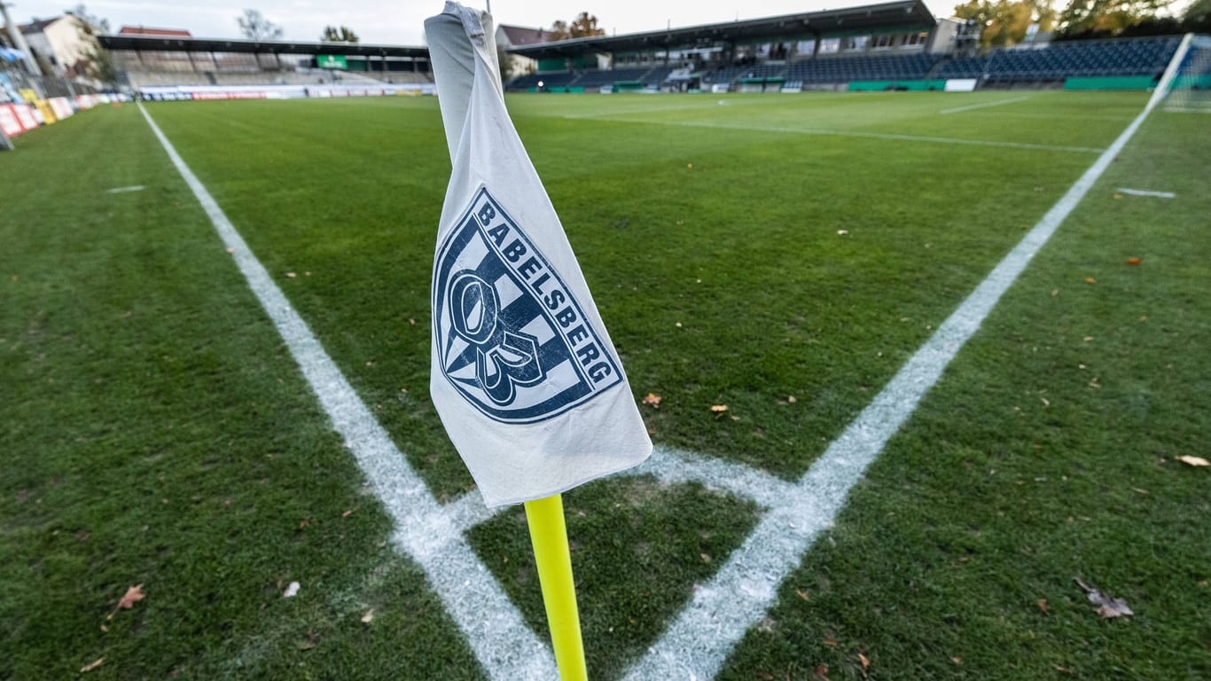 Das Karl-Liebknecht-Stadion in Potsdam (Archivbild): Der Club Babelsberg 03 verfügt selbst über keine Rasenheizung.