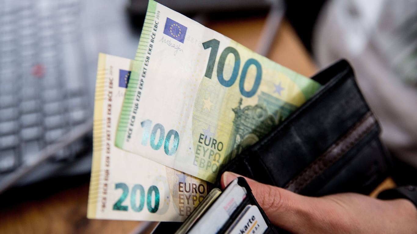Dreihundert Euro in bar (Symbolbild): Die Energiepreispauschale soll Bürger angesichts steigender Kosten entlasten.