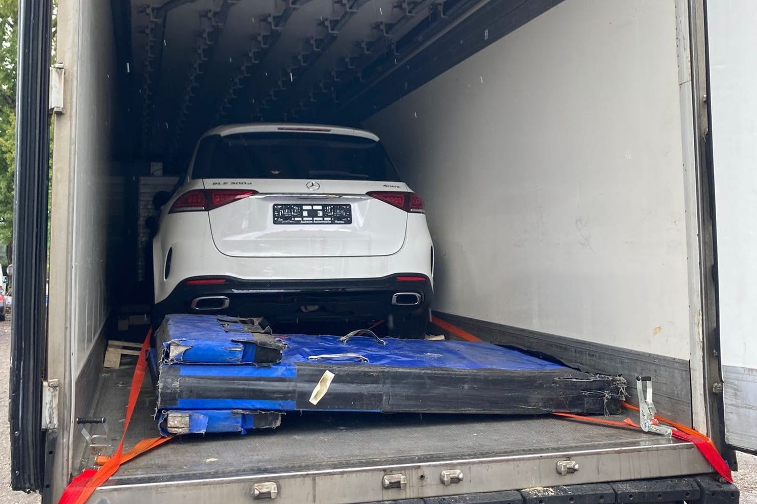 Ein Mercedes GLE: Der gestohlene Mercedes war in einem Kühllaster versteckt.
