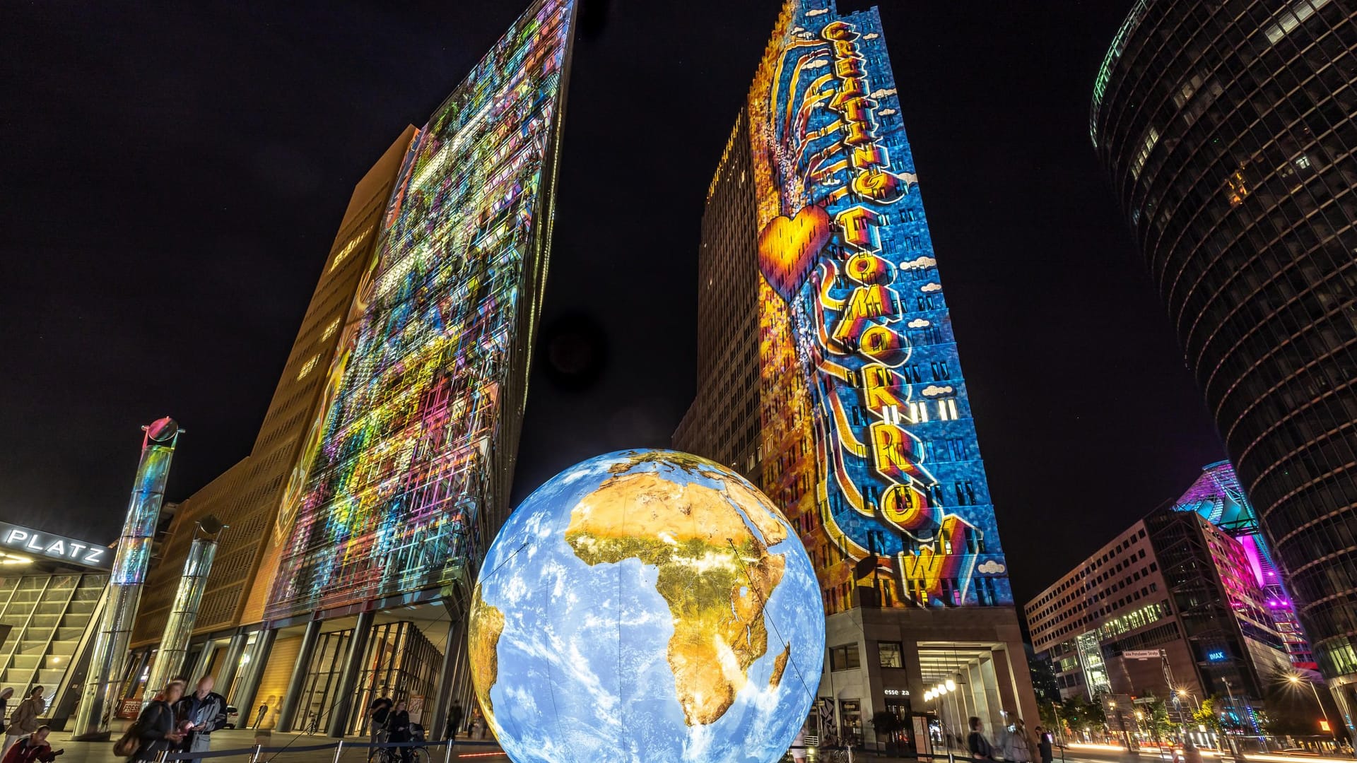 Riesige Leinwände: Beim "Festival of Lights" werden Gebäude in ganz Berlin zur Projektionsfläche für kunstvolle Lichtinstallationen.