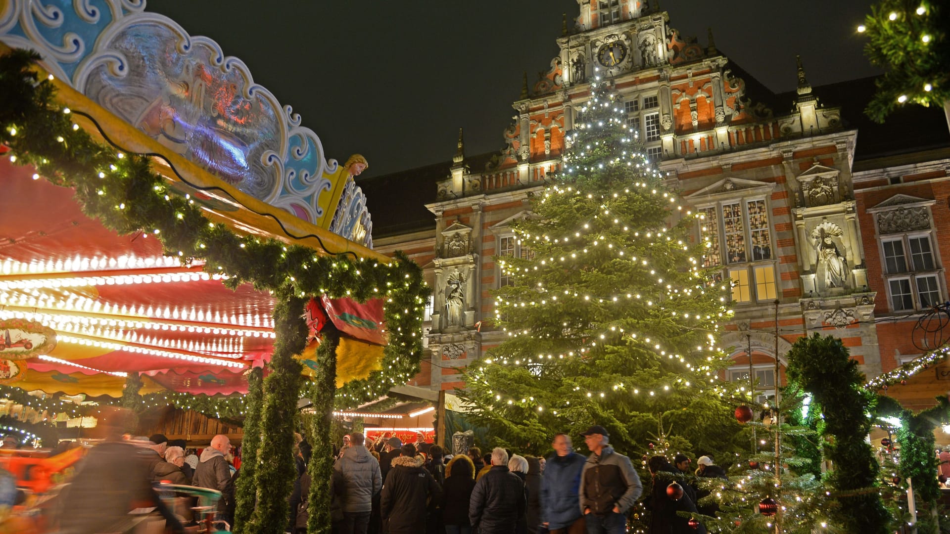 Blick auf den Weihnachtsmarkt in Hamburg-Harburg (Archivbild): Angesichts der Energiekrise soll auf die Beleuchtung verzichtet werden.