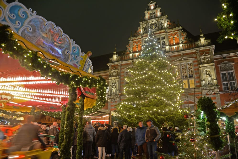 Blick auf den Weihnachtsmarkt in Hamburg-Harburg (Archivbild): Angesichts der Energiekrise soll auf die Beleuchtung verzichtet werden.