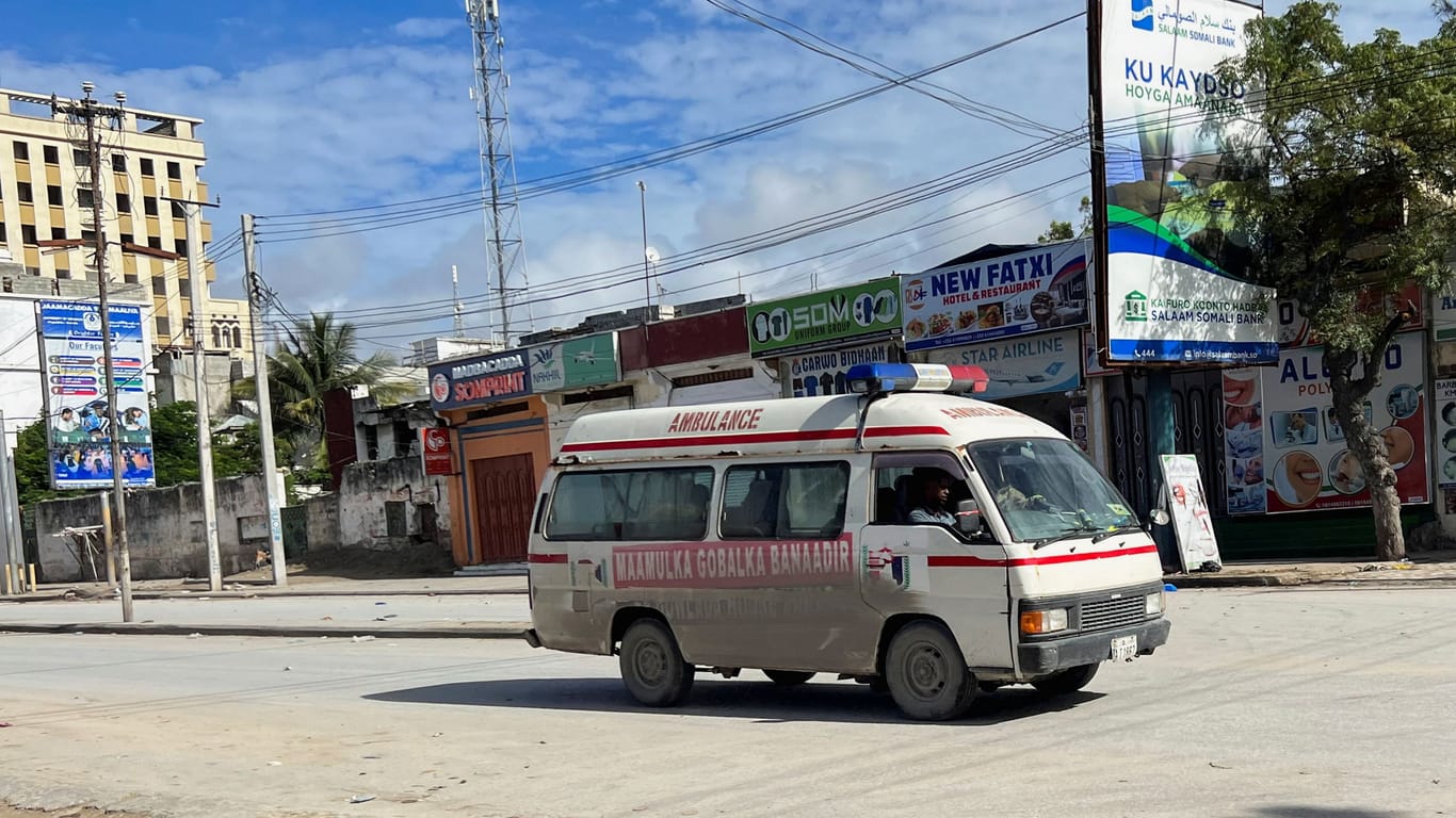 Ein Krankenwagen in Mogadishu (Symbolbild): Nördlich von der somalischen Hauptstadt sind 20 Menschen bei einem Anschlag gestorben.