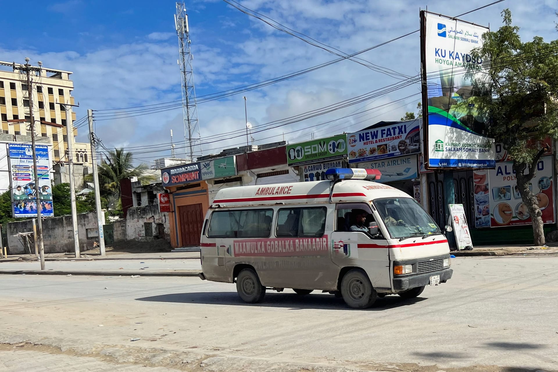 Ein Krankenwagen in Mogadishu (Symbolbild): Nördlich von der somalischen Hauptstadt sind 20 Menschen bei einem Anschlag gestorben.