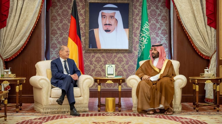 Der saudische Kronprinz empfängt den Bundeskanzler: Der Besuch von Scholz wird als Zeichen einer gewissen Normalisierung gewertet.
