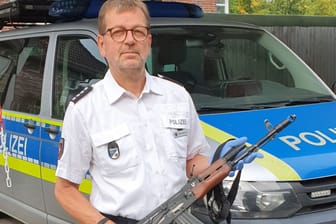 Polizeisprecher Rainer Bohmbach mit der sichergestellten Waffe: Die Polizei konnte die Situation entschärfen.