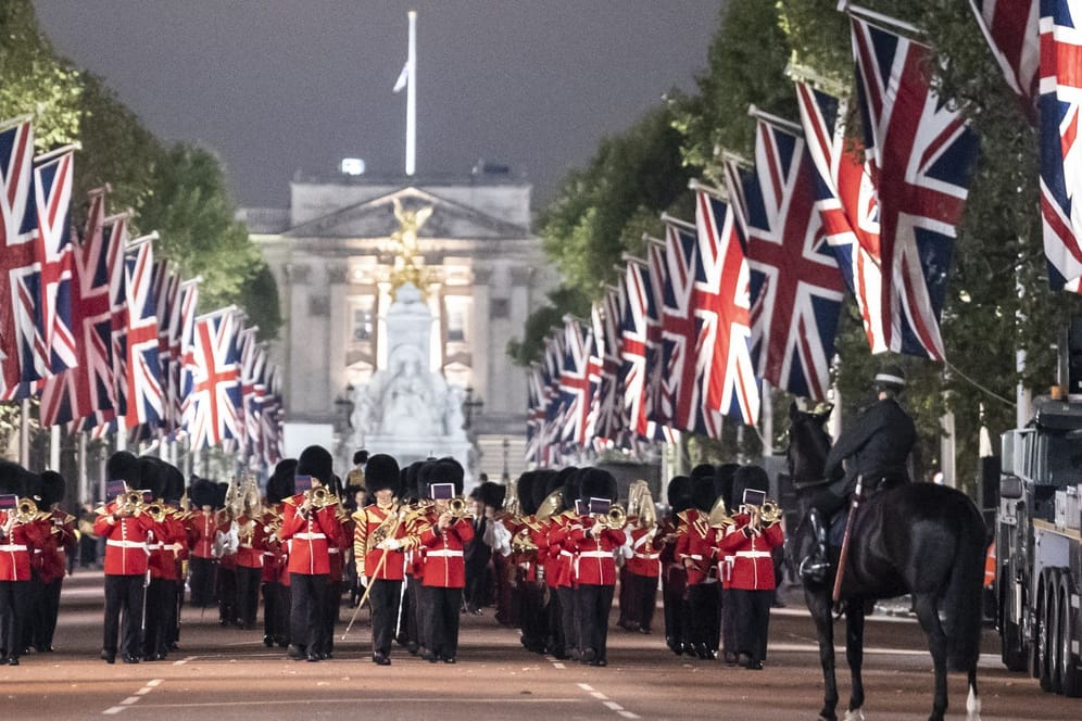 London: Mitglieder der Königsgarde marschieren bei einer frühmorgendlichen Probe für die Prozession des Sarges von Königin Elizabeth II.