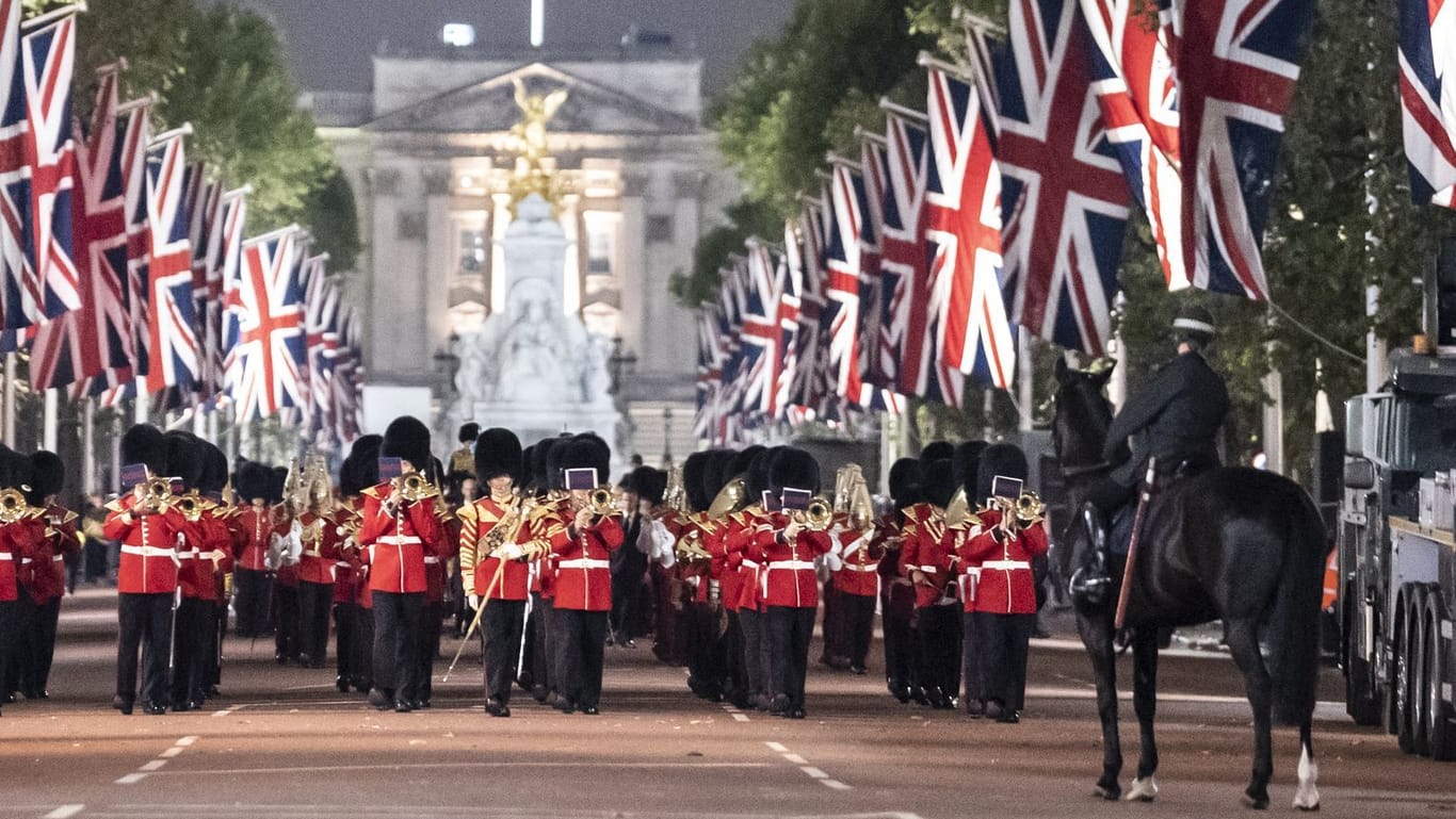 London: Mitglieder der Königsgarde marschieren bei einer frühmorgendlichen Probe für die Prozession des Sarges von Königin Elizabeth II.