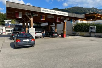 Die Tankstelle Bellinger in Schwendt in Tirol. Wegen des Tankrabatts kamen weniger Tanktouristen aus Deutschland hier her, doch jetzt wird wieder ein Ansturm erwartet.