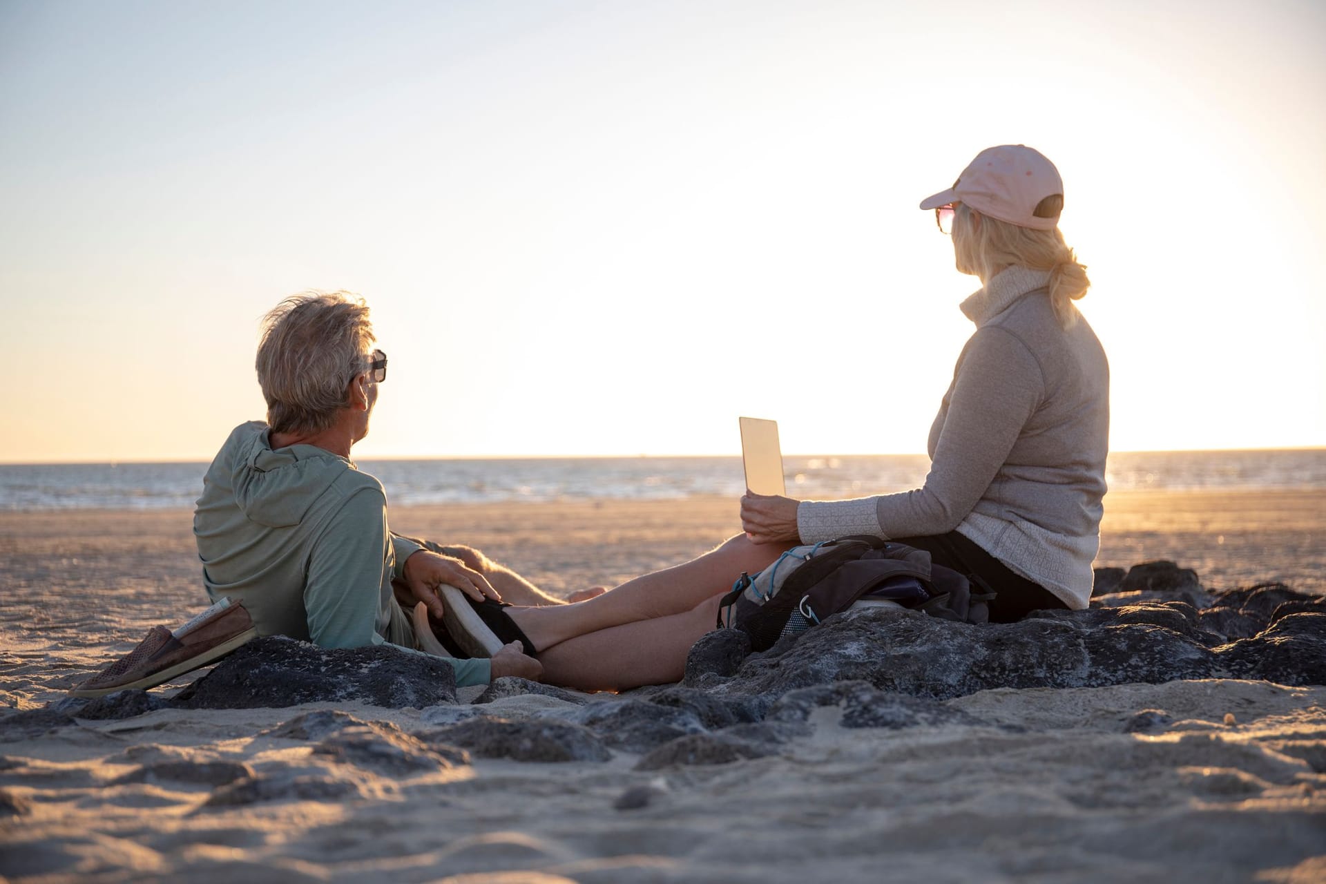 Strand: Wer von überall aus arbeiten kann, spielt sicherlich mit dem Gedanken, den Winter im warmen Ausland und nicht im kalten Deutschland zu verbringen.