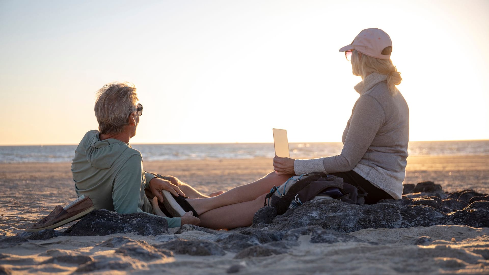 Strand: Wer von überall aus arbeiten kann, spielt sicherlich mit dem Gedanken, den Winter im warmen Ausland und nicht im kalten Deutschland zu verbringen.