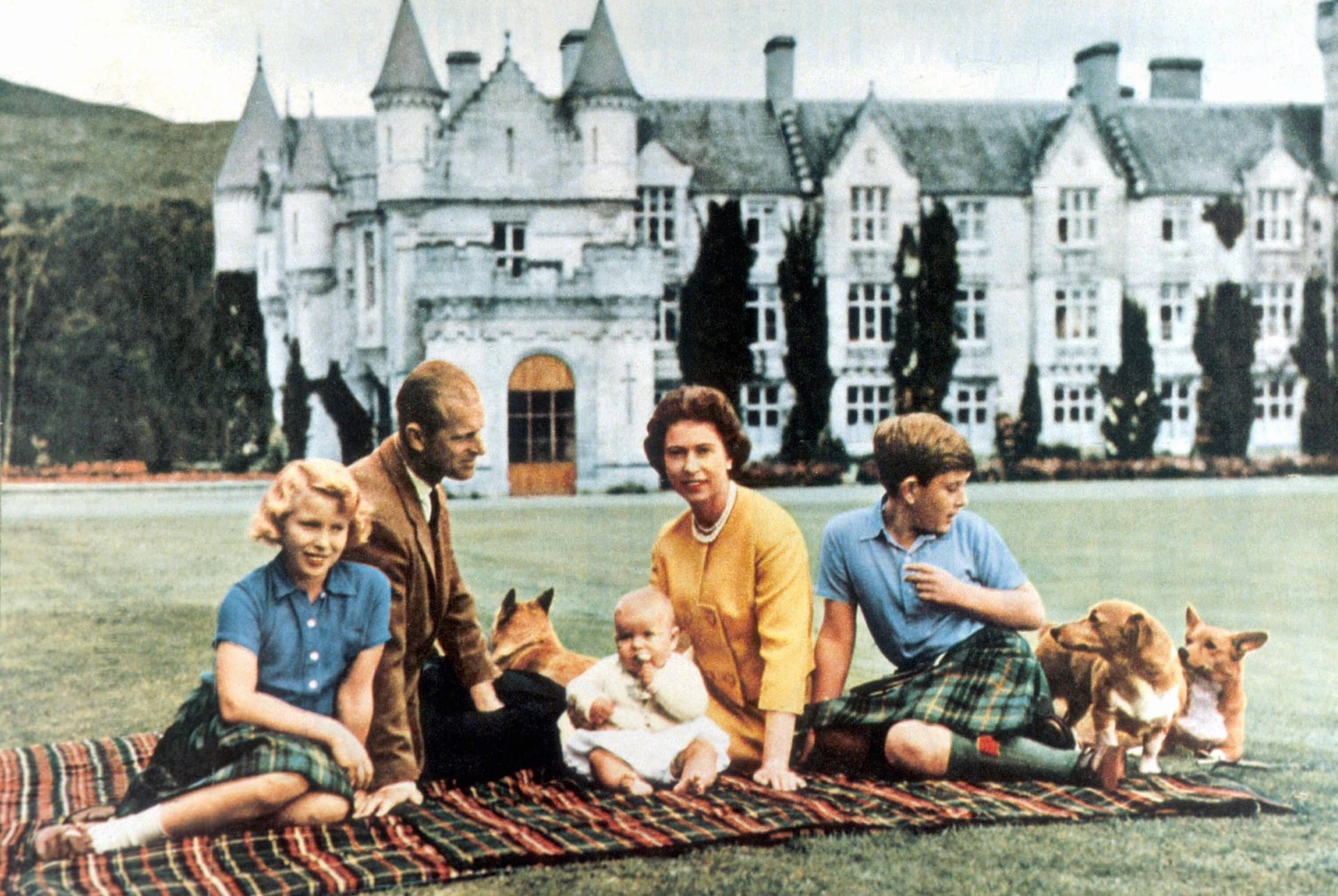 Queen Elizabeth II.: Hier posiert die Monarchin mit Ehemann Prinz Philip und ihren gemeinsamen Kindern Prinzessin Anne, Prinz Charles und Prinz Edward.
