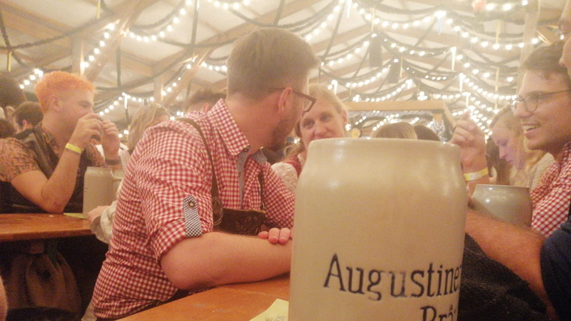 Auf der Oidn Wiesn gibt es das Bier im Steinkrug. Es kostet genau so viel wie auf der großen Festwiese, dafür ist es hier gemütlicher.