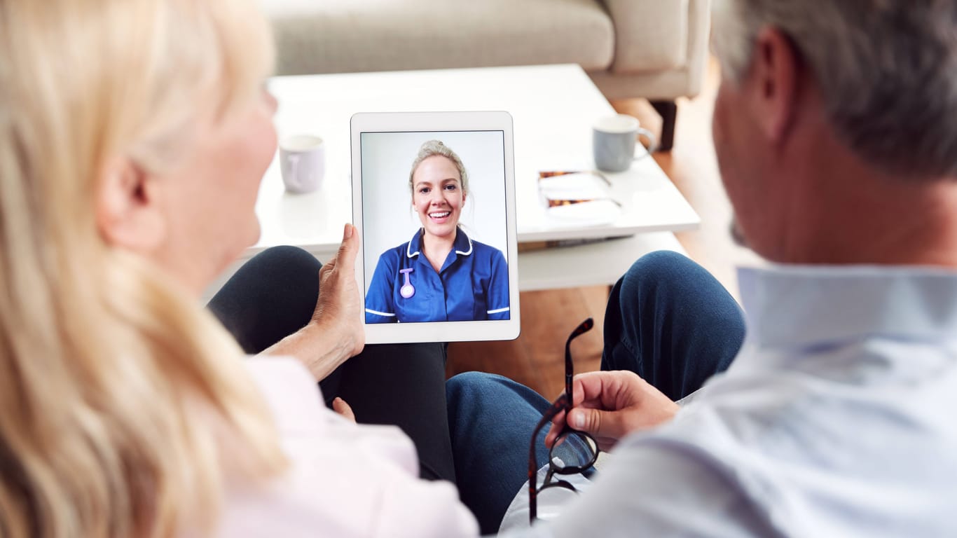 Bei Erkrankungen, die es einem erschweren, das Haus zu verlassen oder die ansteckend sind, sind digitale Sprechstunde eine bequeme Alternative zum Arztbesuch.