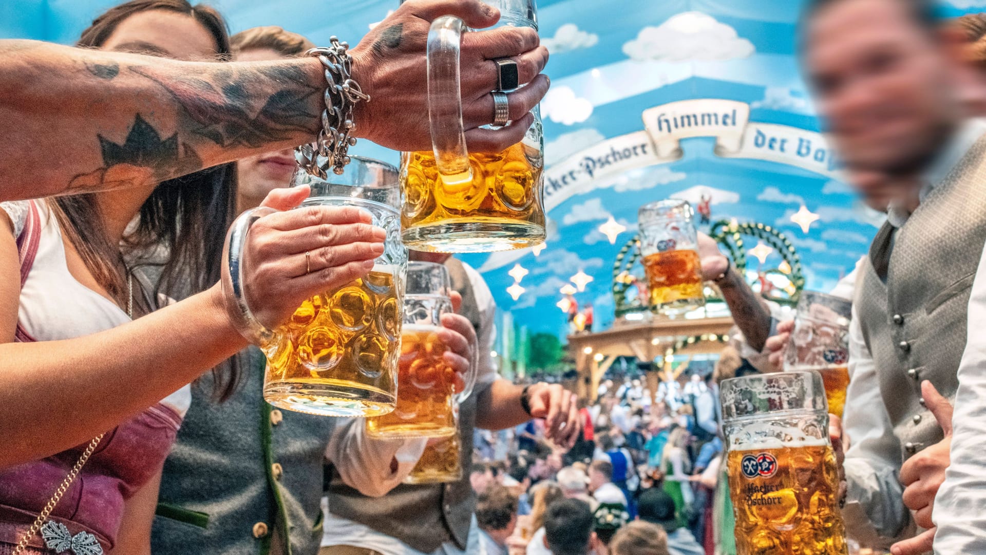 Anstoßen mit Weißbier auf dem Oktoberfest (Symbolfoto): Künftig geht das auch mit einem alkoholreichen Heißgetränk. Anstoßen mit Weißbier auf dem Oktoberfest (Symbolfoto): Künftig geht das auch mit einem alkoholreichen Heißgetränk.