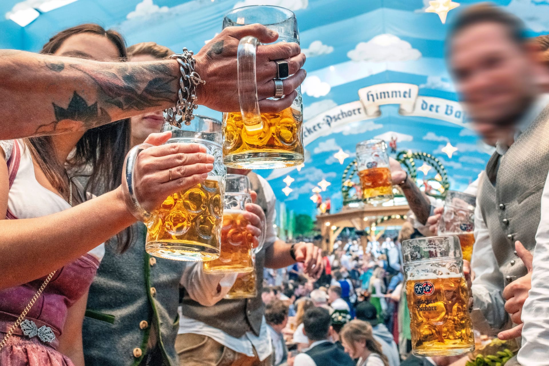Anstoßen mit Weißbier auf dem Oktoberfest (Symbolfoto): Künftig geht das auch mit einem alkoholreichen Heißgetränk.