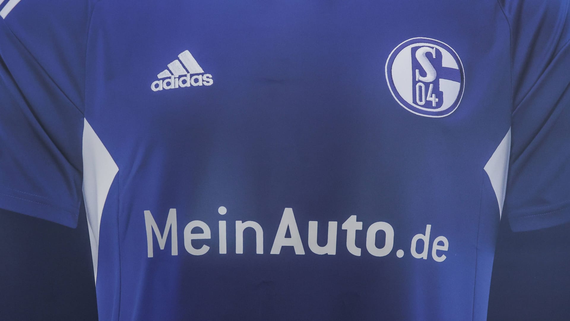 Aktuelles Heimtrikot von Schalke 04: Alle vier Tatverdächtigen trugen Trikots des Bundesligavereins. Aktuelles Heimtrikot von Schalke 04: Alle vier Tatverdächtigen trugen Trikots des Bundesligavereins.