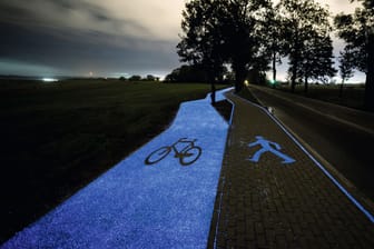 Ein fluoreszierender Radweg (Symbolbild): So sollen Radfahrer im Straßenverkehr besser geschützt werden.