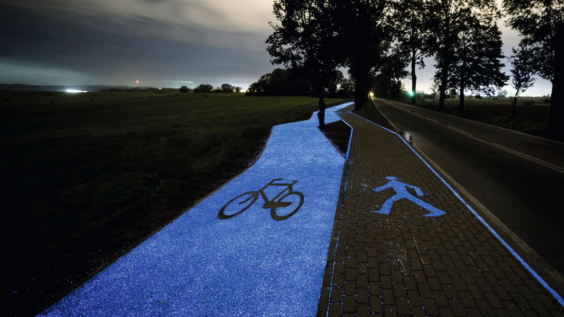 Ein fluoreszierender Radweg (Symbolbild): So sollen Radfahrer im Straßenverkehr besser geschützt werden.