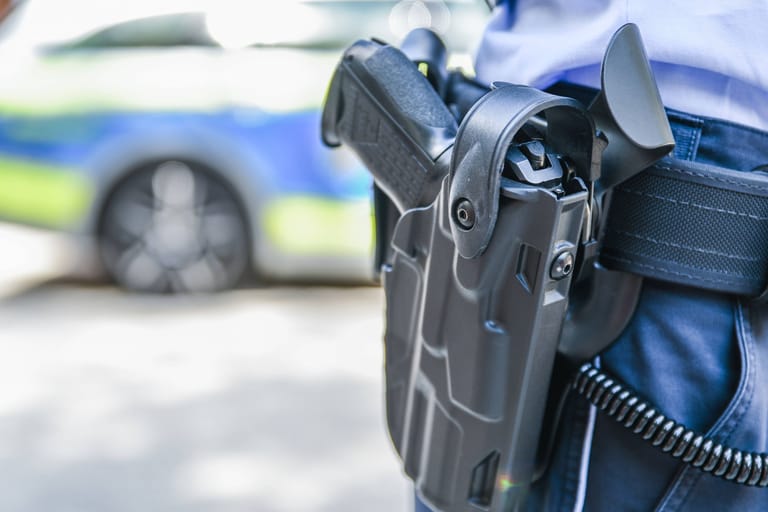 Ein Polizist mit Dienstwaffe (Symbolbild): In Witten wurde ein 25-Jähriger festgenommen.