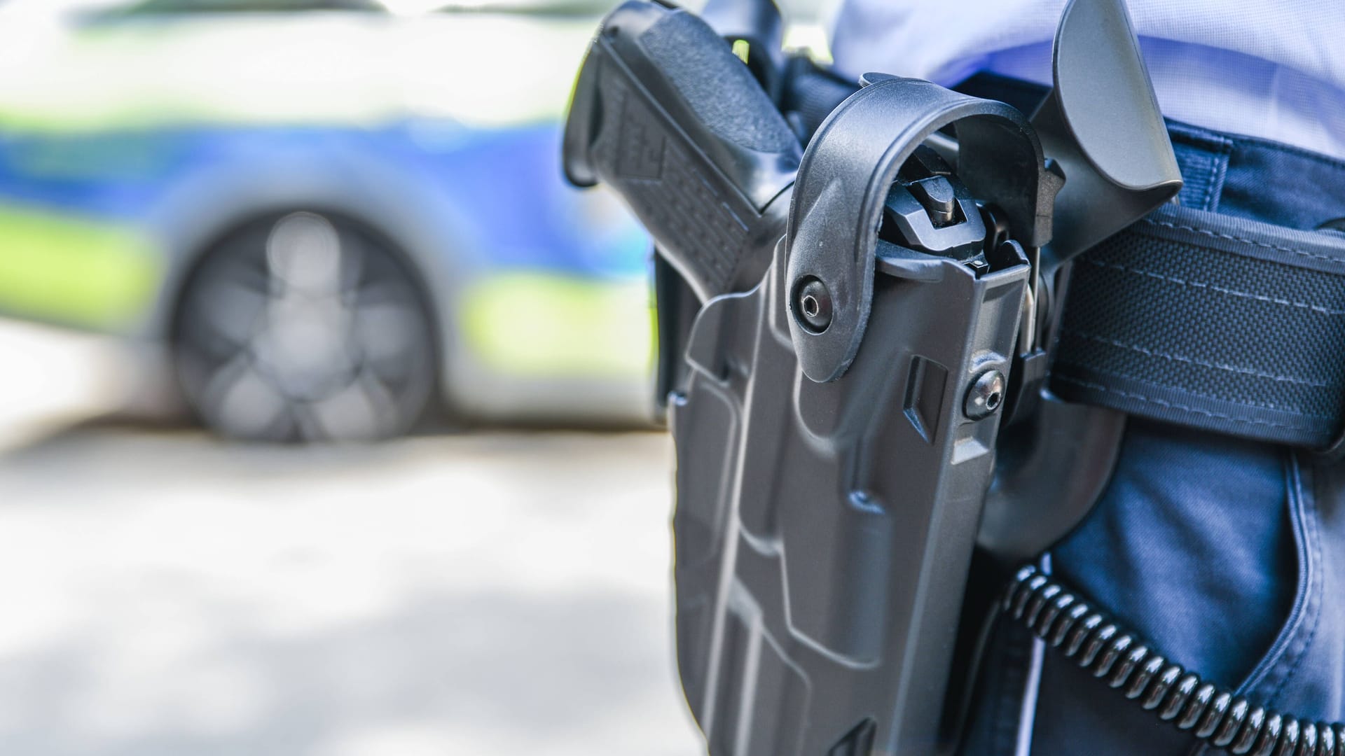 Ein Polizist mit Dienstwaffe (Symbolbild): In Witten wurde ein 25-Jähriger festgenommen. Ein Polizist mit Dienstwaffe (Symbolbild): In Witten wurde ein 25-Jähriger festgenommen.