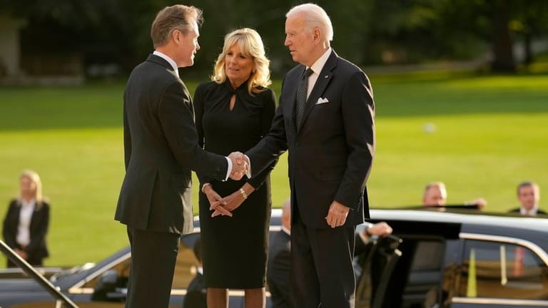 Joe und Jill Biden werden vom "Master of the Household" Sir Tony Johnstone-Burt begrüßt.