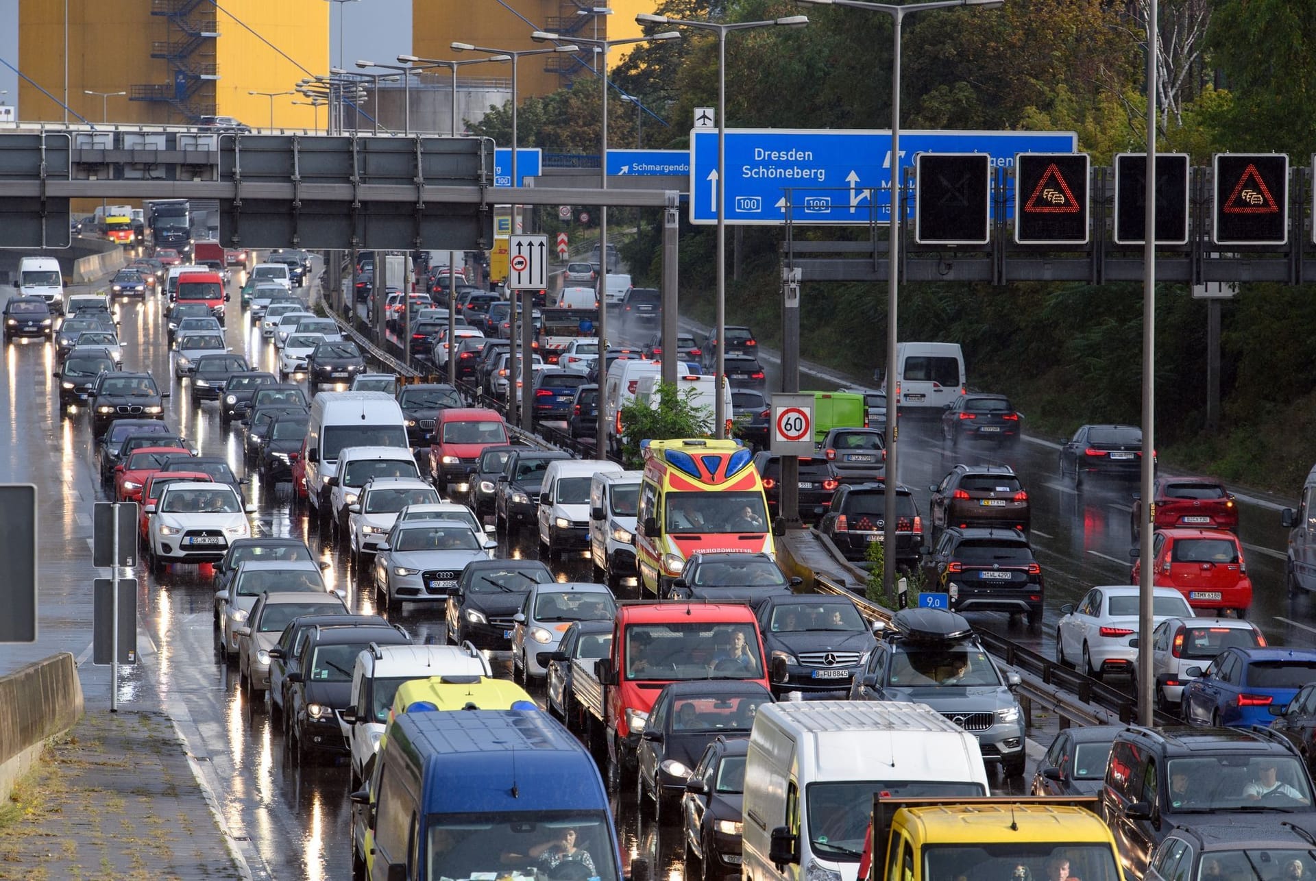 Stadtautobahn Berlin (Archivbild): Am Mittwochmorgen kommt es zu langen Verzögerungen für Autofahrer auf der A100.