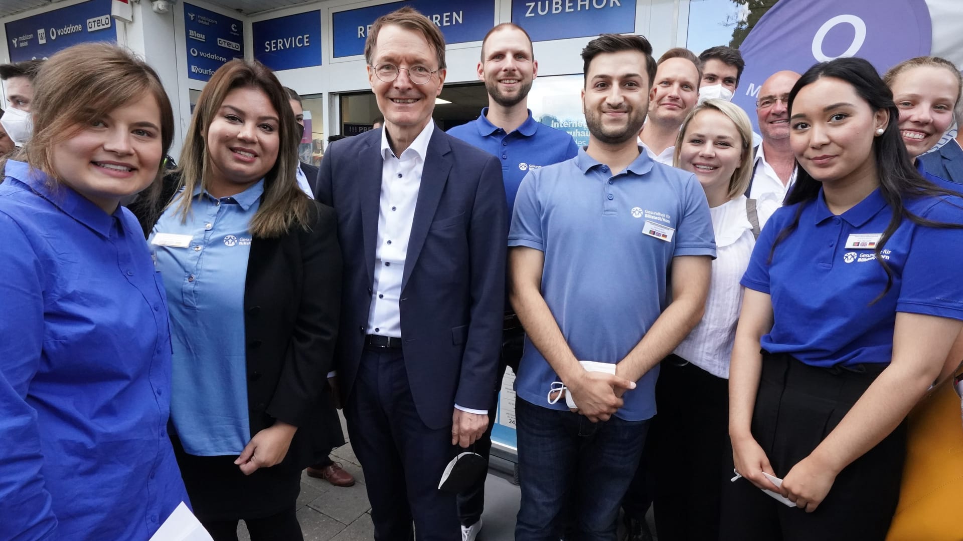 Der Gesundheitsminister mit den Mitarbeitenden des Kiosks. Patienten finden hier niedrigschwellige Hilfe bei medizinischen Problemen.