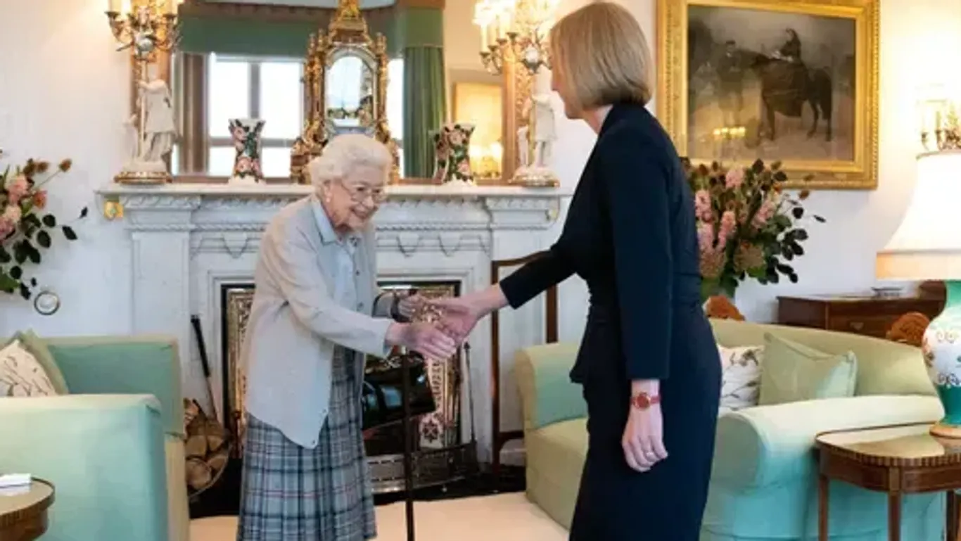 Termin mit der Queen: Die britische Königin beauftragt die neue britische Premierministerin mit der Bildung einer Regierung.