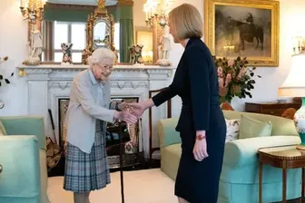 Termin mit der Queen: Die britische Königin beauftragt die neue britische Premierministerin mit der Bildung einer Regierung.