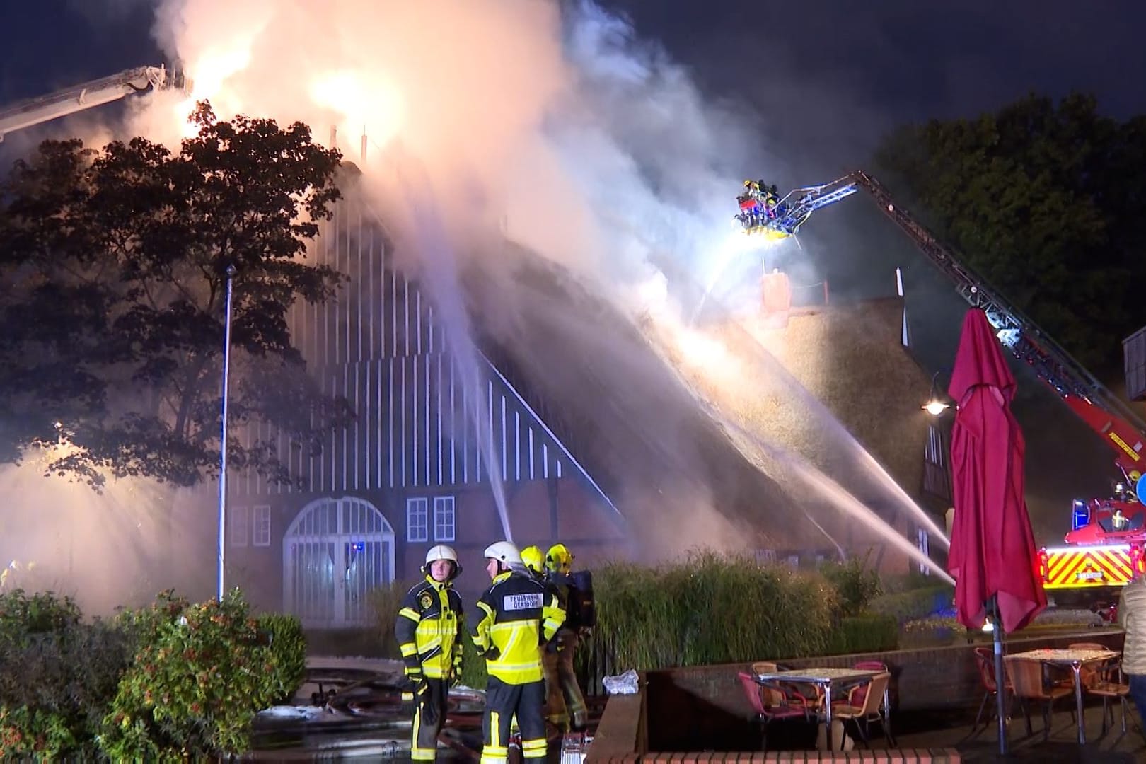 Einsatzkräfte versuchen, das Feuer im Dachstuhl zu löschen: Es war in der Nacht ausgebrochen.