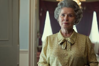 "The Crown": Imelda Staunton mimt Queen Elizabeth II. in der fünften Staffel.