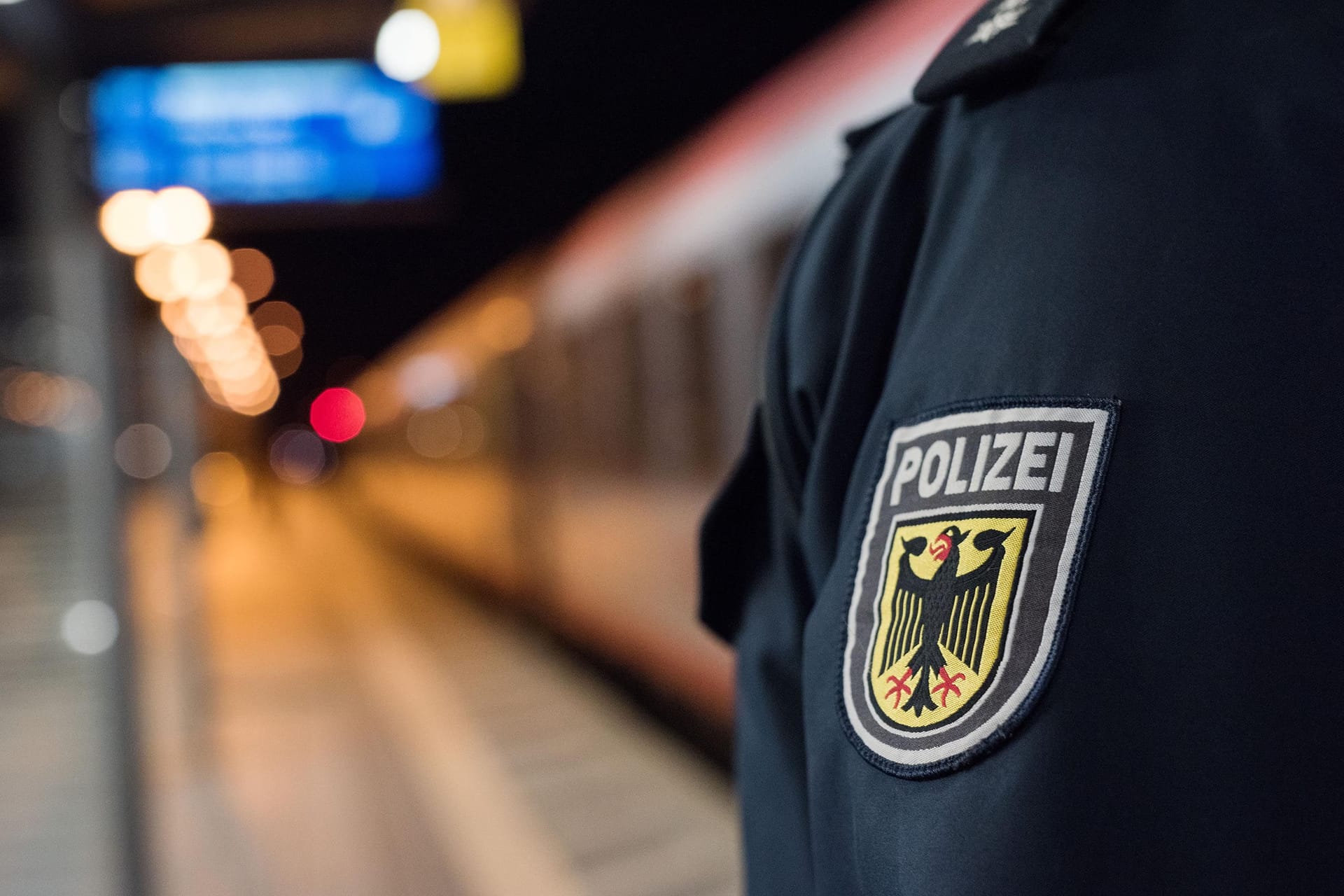 Ein Beamter der Bundespolizei in einem Bahnhof: In Bremen wurde ein gesuchter Mann festgenommen.