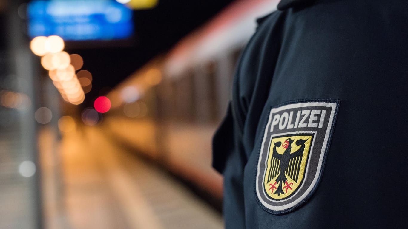 Ein Beamter der Bundespolizei in einem Bahnhof: In Bremen wurde ein gesuchter Mann festgenommen.