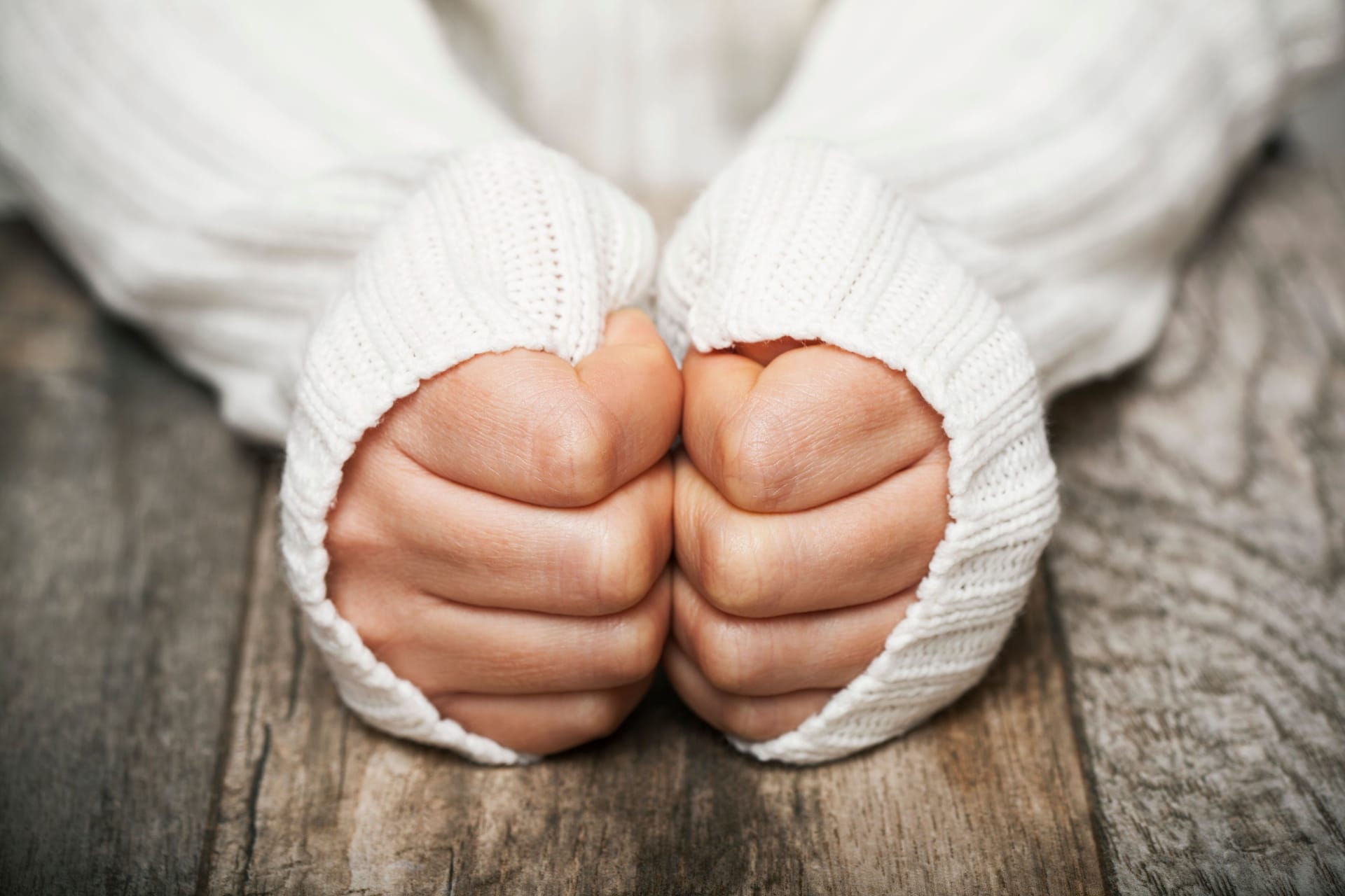 Bei einem akuten Raynaud-Anfall kann Wärme helfen.