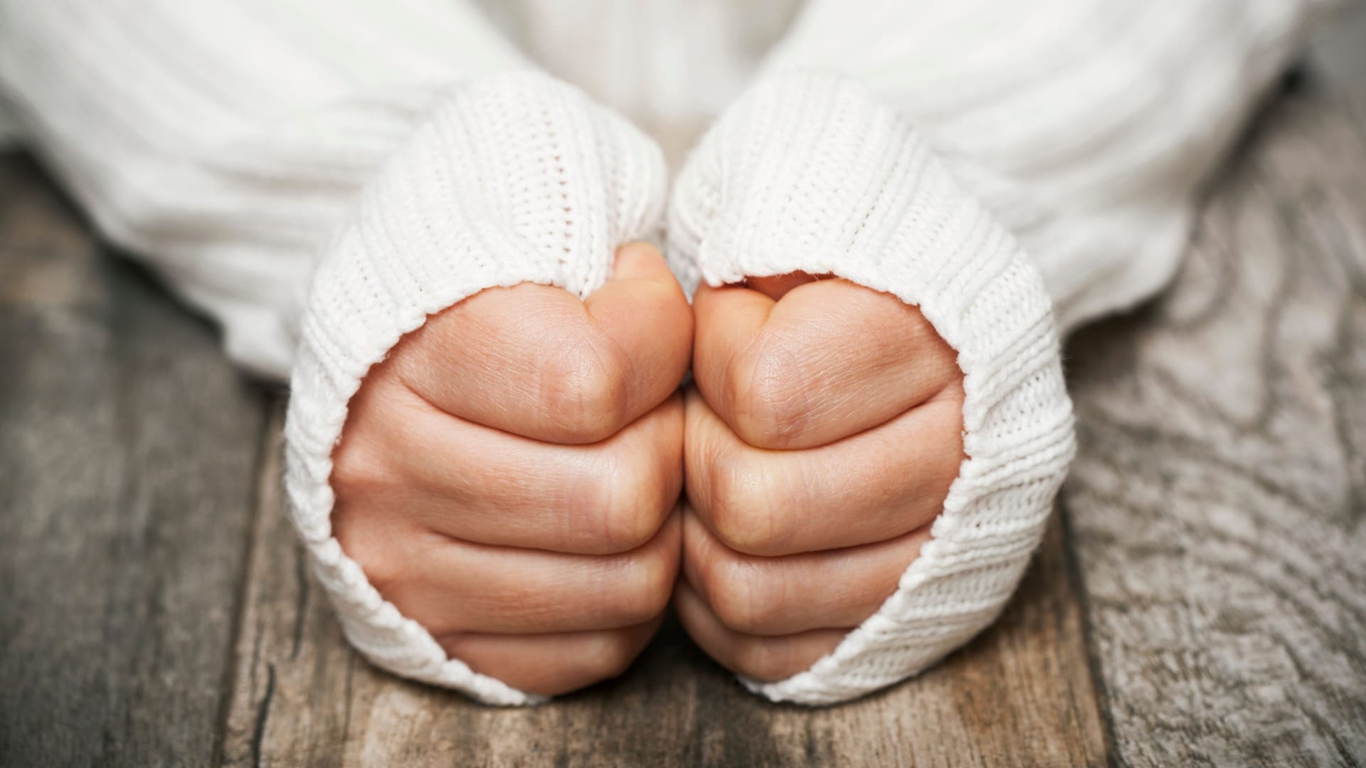 Bei einem akuten Raynaud-Anfall kann Wärme helfen.