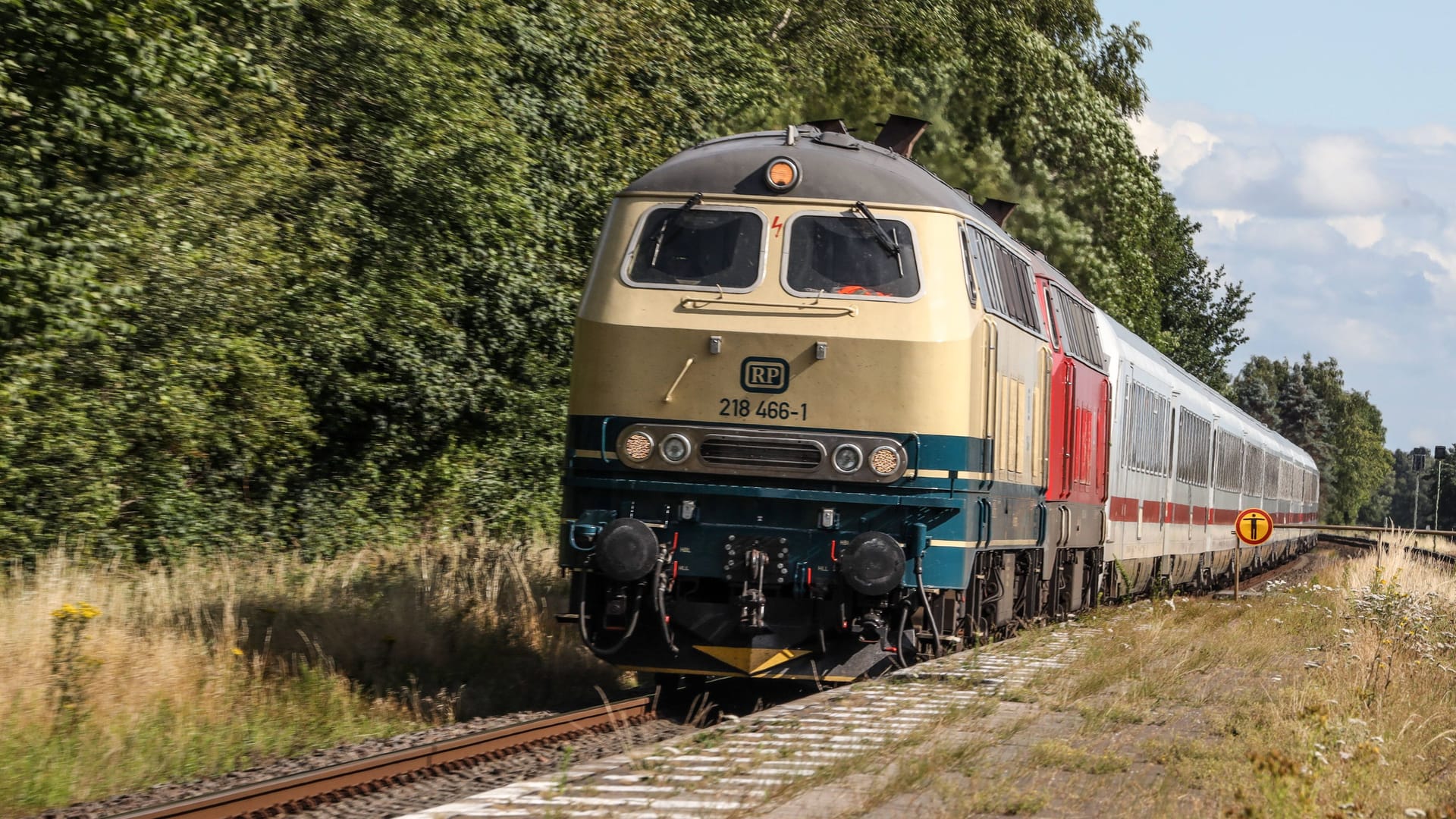 Eisenbahnverkehr auf der Marschbahn (Symbolbild): Ein Unfall auf der Strecke nach Sylt legt aktuell den Zugverkehr lahm. Eisenbahnverkehr auf der Marschbahn (Symbolbild): Ein Unfall auf der Strecke nach Sylt legt aktuell den Zugverkehr lahm.