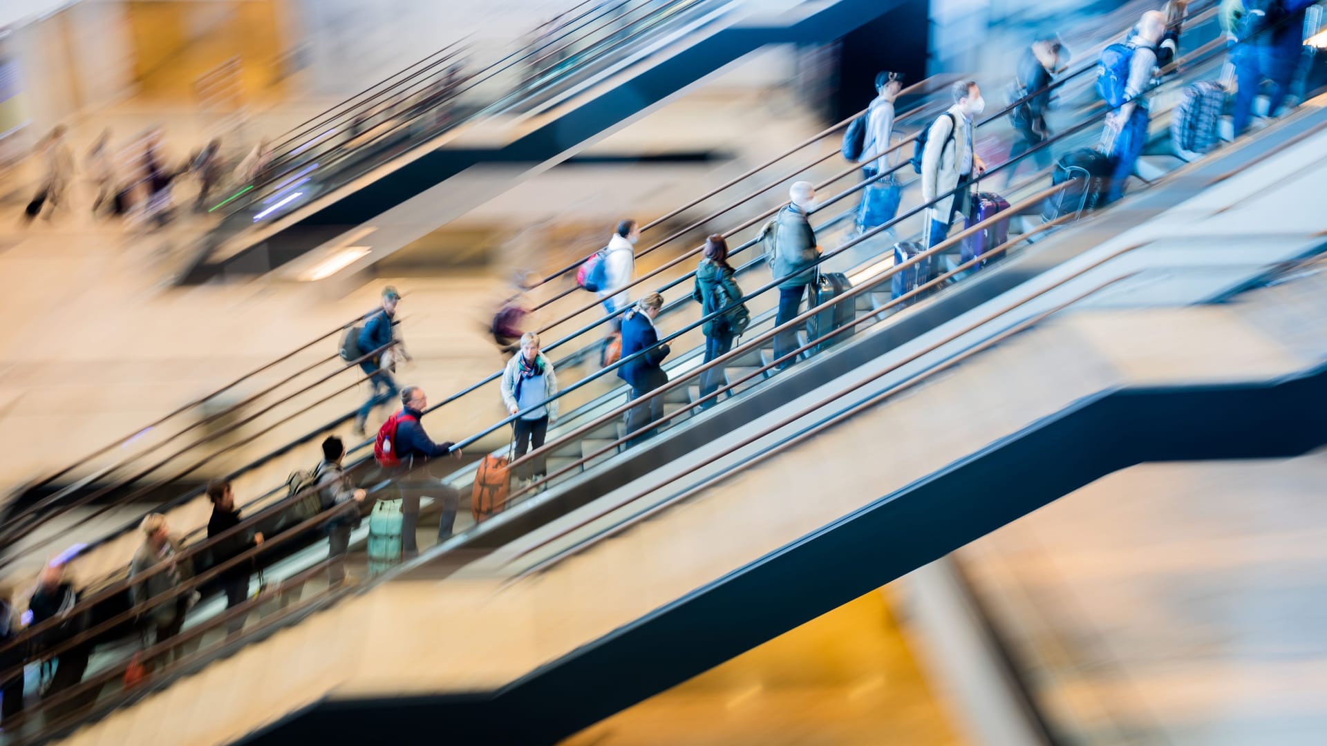 Bei der Nutzung aufpassen: Kommt es auf Rolltreppen zu Stürzen, kann das schnell gefährlich werden.