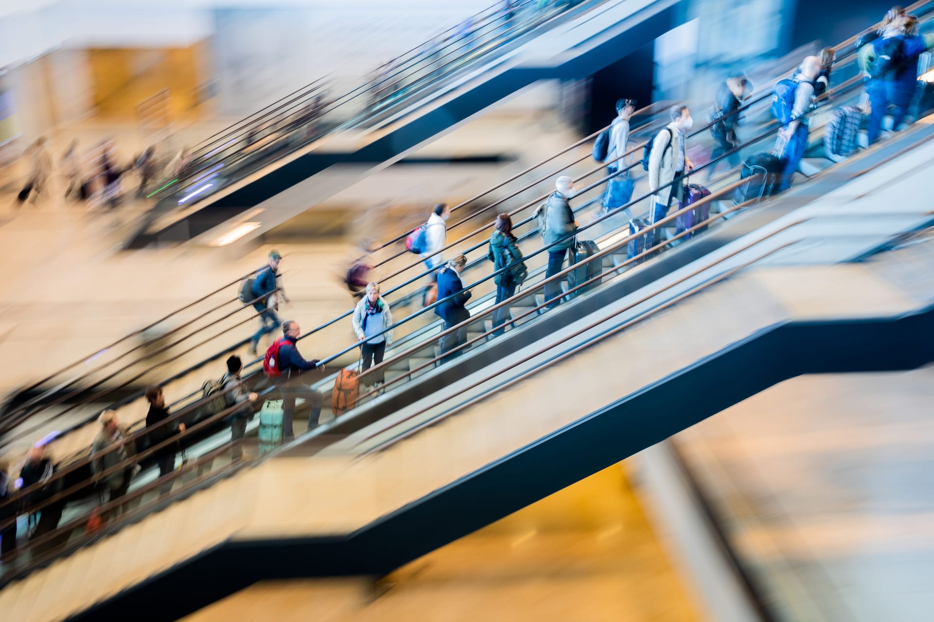 Bei der Nutzung aufpassen: Kommt es auf Rolltreppen zu Stürzen, kann das schnell gefährlich werden.