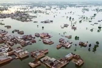 Reißende Flüsse: Videos zeigen die dramatische Situation in dem asiatischen Land.