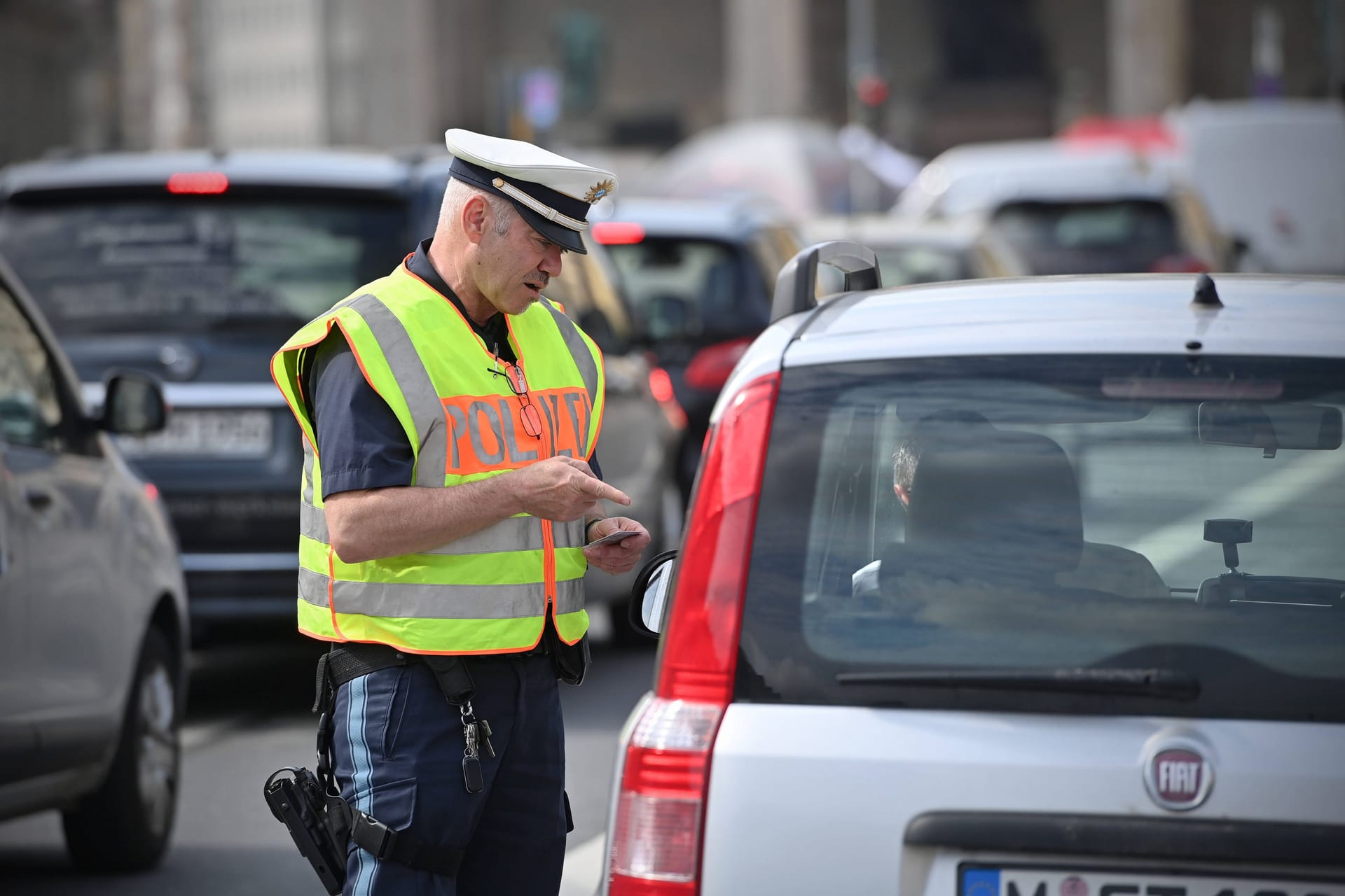 Polizeikontrolle: Auch vor einem lockeren Gespräch müssen Sie auf Ihr Recht zu schweigen hingewiesen werden. Sonst kann Ihre Aussage später nicht gegen Sie verwendet werden.