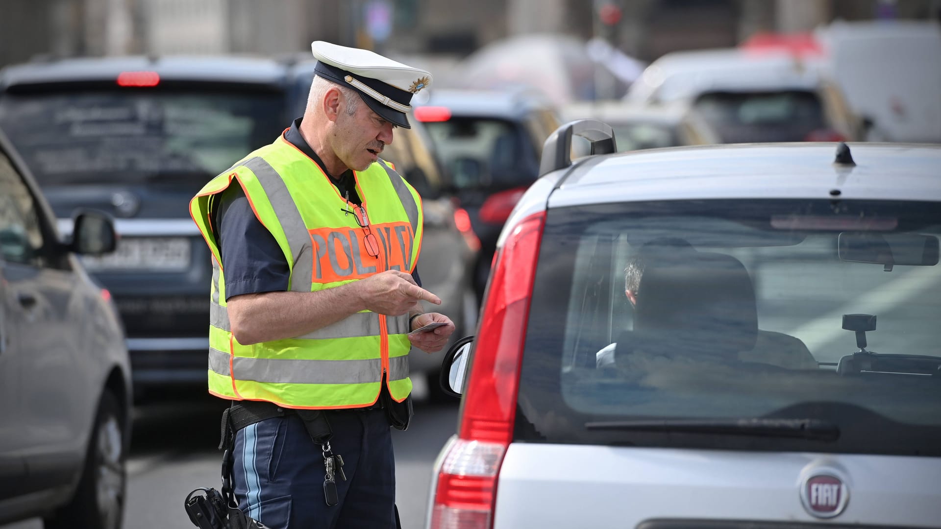 Polizeikontrolle: Auch vor einem lockeren Gespräch müssen Sie auf Ihr Recht zu schweigen hingewiesen werden. Sonst kann Ihre Aussage später nicht gegen Sie verwendet werden.