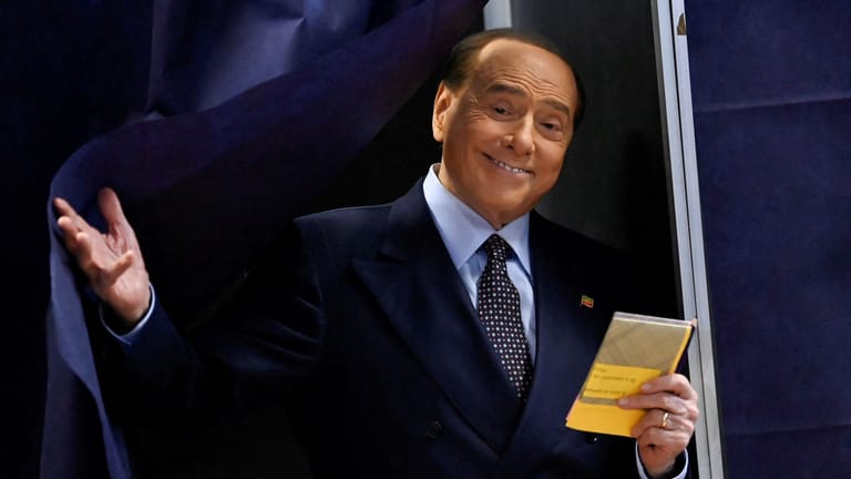 Silvio Berlusconi bei seiner Stimmabgabe: Der 85-Jährige visiert ein Amt im Senat an.
