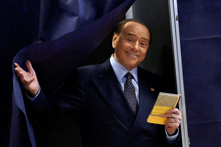 Silvio Berlusconi bei seiner Stimmabgabe: Der 85-Jährige visiert ein Amt im Senat an.