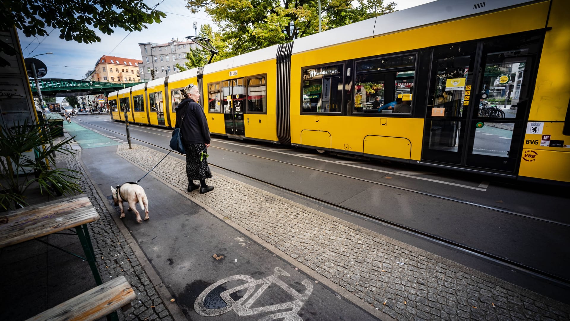 BVG-Tram in Pankow (Symbolfoto): Um ein neues Ticketangebot der BVG gibt es Wirbel im Netz.