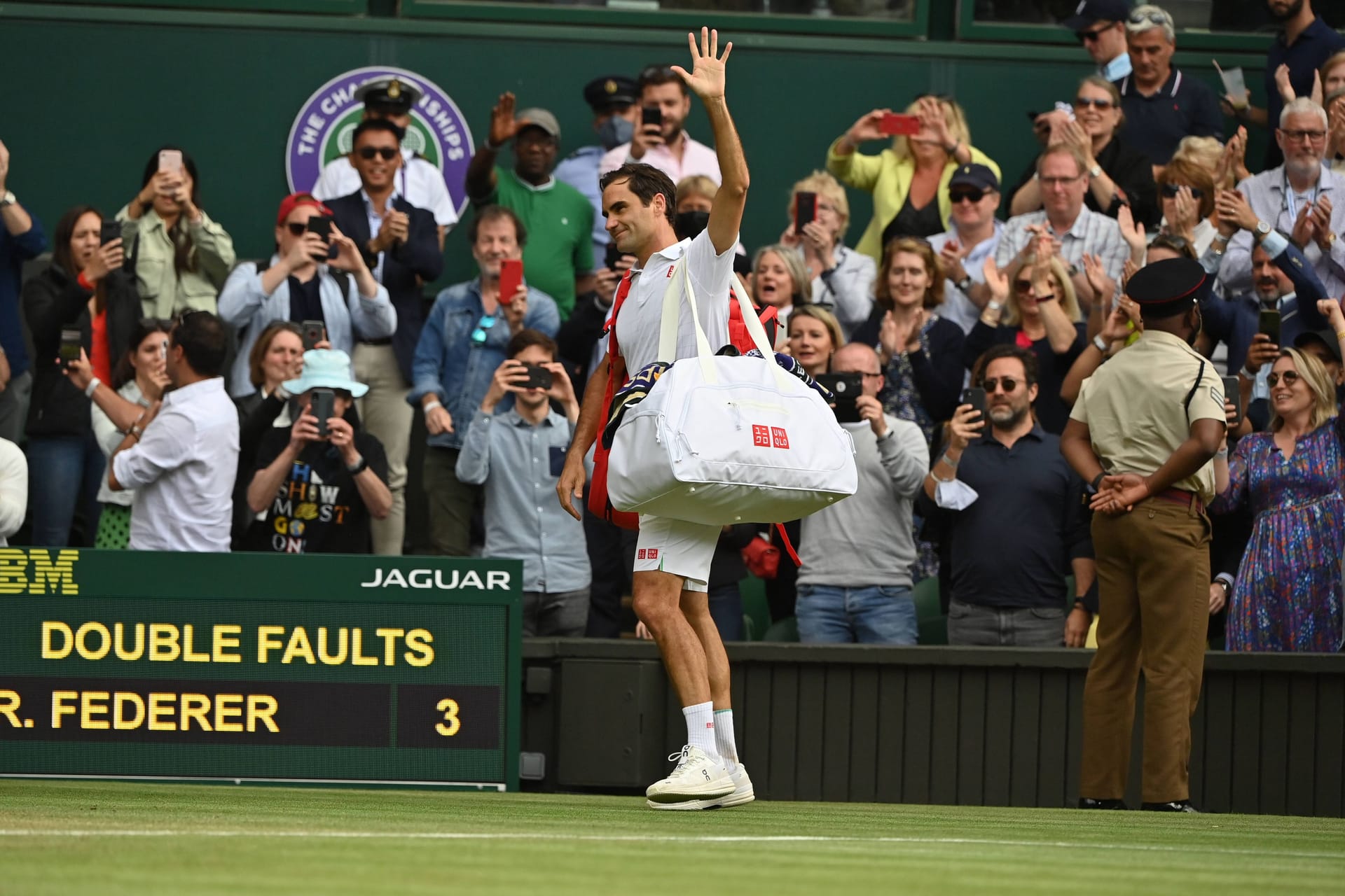 Wimbledon 2021: Mit 39 Jahren erreicht Federer nochmal das Viertelfinale. Angeschlagen, verliert er gegen Hubert Hurkacz glatt in drei Sätzen. Kurz danach muss er sich erneut am Knie operieren lassen. Was er und seine Fans zu diesem Zeitpunkt noch nicht wissen: Es wird sein letzter Auftritt bei einem Grand-Slam-Turnier gewesen sein.